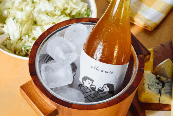 Etichetta vino SCIARA con texture vulcanica ispirata all’Etna